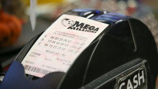 Boleto comprado en el centro de California se lleva $1.2 millones en el Mega Millions.