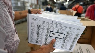 Un empleado del Tribunal Supremo Electoral de El Salvador prepara materiales electorales para las elecciones presidenciales y legislativas del 4 de febrero de 2024, en la Dirección de Organización Electoral en San Marcos, El Salvador, el 23 de enero de 2024.