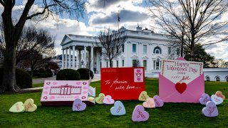 El “San Valentín al país” de la primera dama se reveló cuando salió el sol el miércoles.