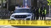 Autoridades extinguen a un hombre en llamas frente a la embajada de Israel en DC