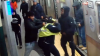 En video: trabajadora del metro intenta despertar a hombre y termina siendo atacada
