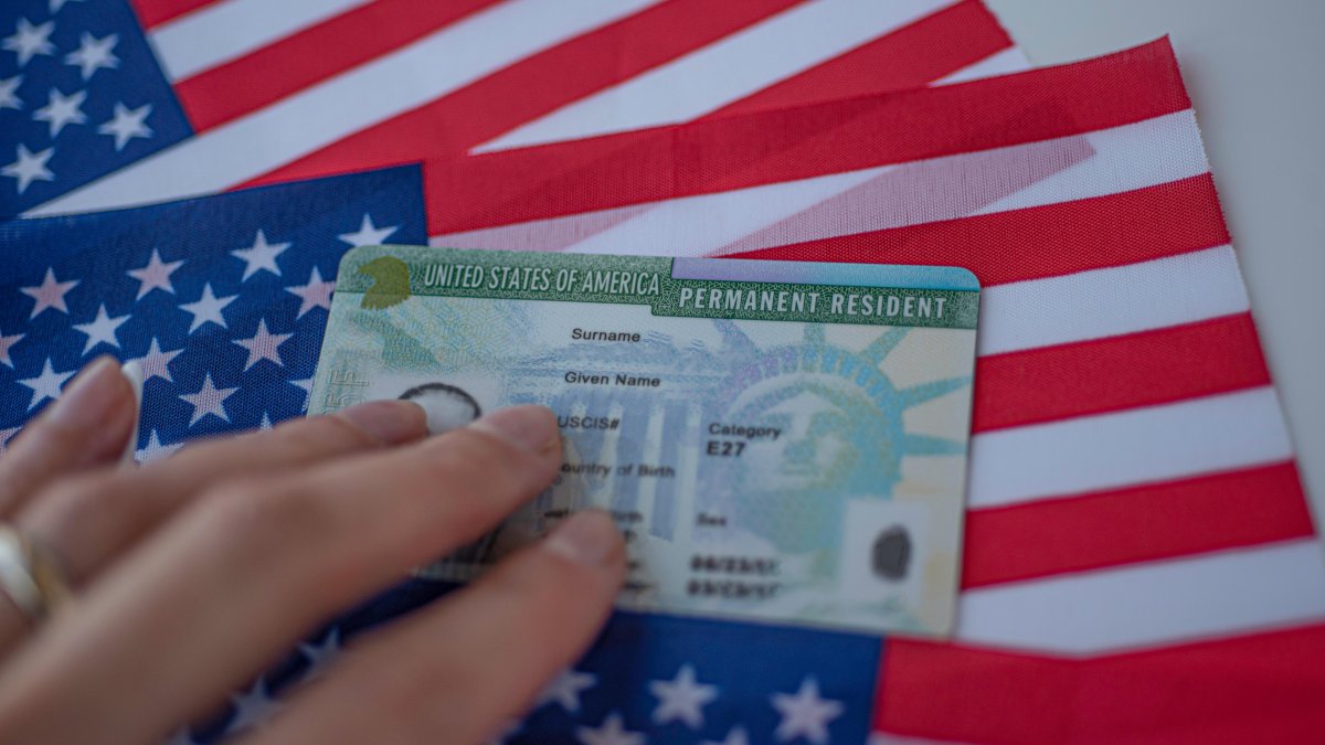 USCIS approves 3% of green card petitions, study finds – Telemundo Washington DC (44)