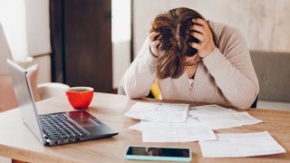 Si vence tu factura de servicios públicos y tiene dificultades para mantenerte al día con los pagos, existen algunas subvenciones gubernamentales que pueden ayudarte, como el programa LIHEAP. Entérate de qué se trata.