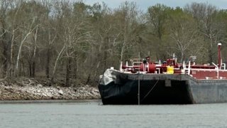 Una barcaza terminó con daños tras chocar contra un puente en el Río Arkansas, cerca de Sallisaw, Oklahoma.