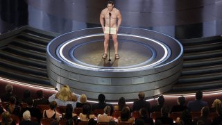 John Cena presenta el Óscar al mejor vestuario desnudo