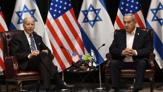 Fotografía de archivo de Joe Biden y el primer ministro de Israel, Benjamin Netanyah.