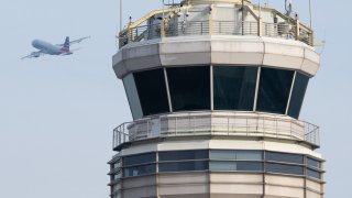 Foto de archivo de una torre de control de tráfico aéreo.