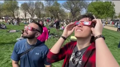 Visitantes a DC disfrutan del eclipse desde la Explanada Nacional