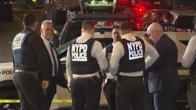 Buscan a sospechosos en motonetas tras balacera mortal en El Bronx