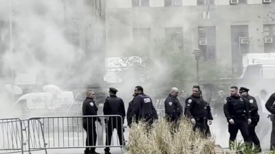 Hombre se incendió a sí mismo frente a tribunal en Nueva York