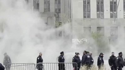 Hombre se prende fuego frente a la corte criminal en Nueva York