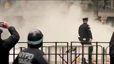 Hombre se prende fuego frente a corte de Manhattan