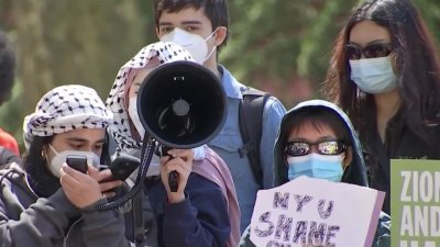 Estudiantes de NYU protestan en Washington Square Park