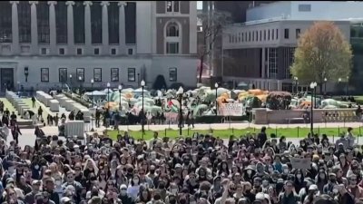 Negociaciones entre manifestatntes y funcionarios en Universidad de Columbia