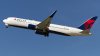 Vuelo de Delta de JFK a Los Ángeles regresa a NY después de que un tobogán se cayera del avión