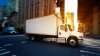 NYC ofrece incentivo para reducir el tráfico de camiones de entrega para combatir la congestión en la hora pico