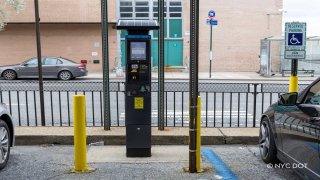 Parquímetro de pago por placa fotografiado en Queens, Nueva York. Créditos de las fotografías: Departamento de Transporte de Nueva York