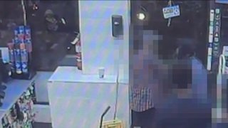 Imágenes de vigilancia capturaron momentos intensos dentro de la tienda en Columbia Road NW la mañana del martes.