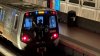 Hombre se monta en la parte trasera de un tren de Metro, según testigo