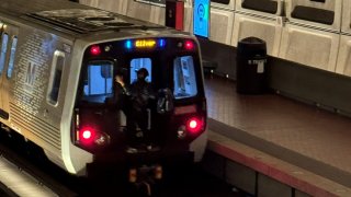 Metro advierte a los clientes que montar el tren por fuera es ilegal y peligroso. Los infractores pueden ser acusados de invasión de propiedad y alteración del orden público.