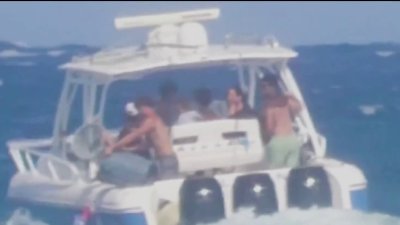 Dos adolescentes enfrentan cargos graves tras ser captados arrojando basura al mar