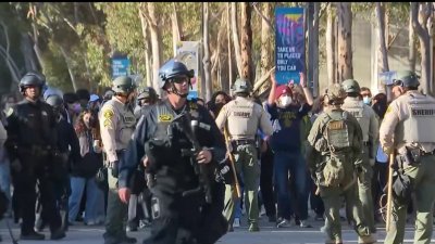Arrestan a decenas de estudiantes en protestas en UC San Diego