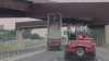 Captado en video: camión de volteo se estrella contra puente de la I-66