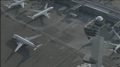 Asistentes de vuelo acusados por transportar dinero ilegal