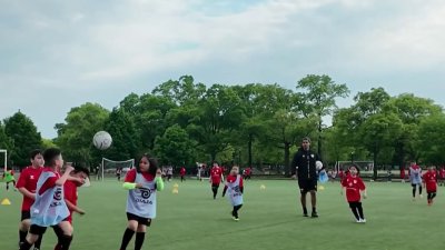 Clínica de fútbol dirigida a niños migrantes en Queens