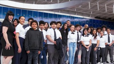 Jóvenes latinos destacan en programa de aviación