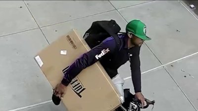 Buscan a hombre por robar paquetes en Washington Heights