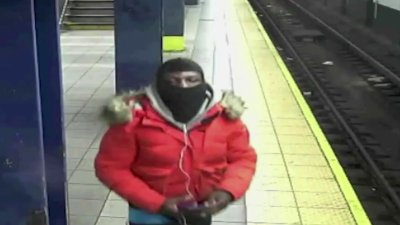Carteristas roban a pasajero dormido en el tren en Queens