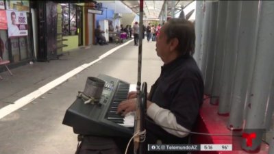 Frontera de esperanza: hombre invidente toca el piano en la garita de Nogales