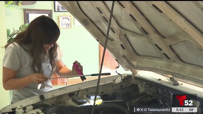 Mujer hispana lidera taller mecánico y empodera a otras en su comunidad