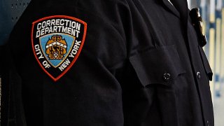 Funcionario del Departamento Correccional de Nueva York en Rikers Island.