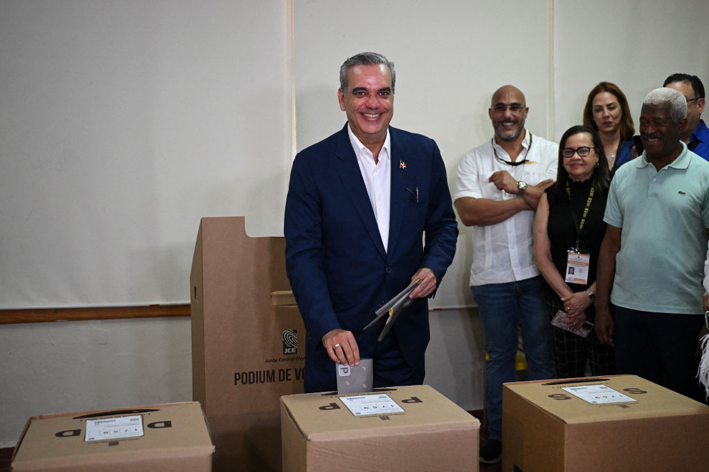 El presidente de la República Dominicana y candidato presidencial del Partido Revolucionario Moderno (PRM), Luis Abinader, deposita su voto en un colegio electoral durante las elecciones generales en Santo Domingo el 19 de mayo de 2024. Las urnas se abrieron en la República Dominicana el domingo, donde el presidente Luis Abinader está preparado para una cómoda reelección gracias al apoyo generalizado a su postura dura sobre la migración desde el problemático vecino Haití. (Foto de Federico PARRA/AFP) (Foto de FEDERICO PARRA/AFP vía Getty Images)