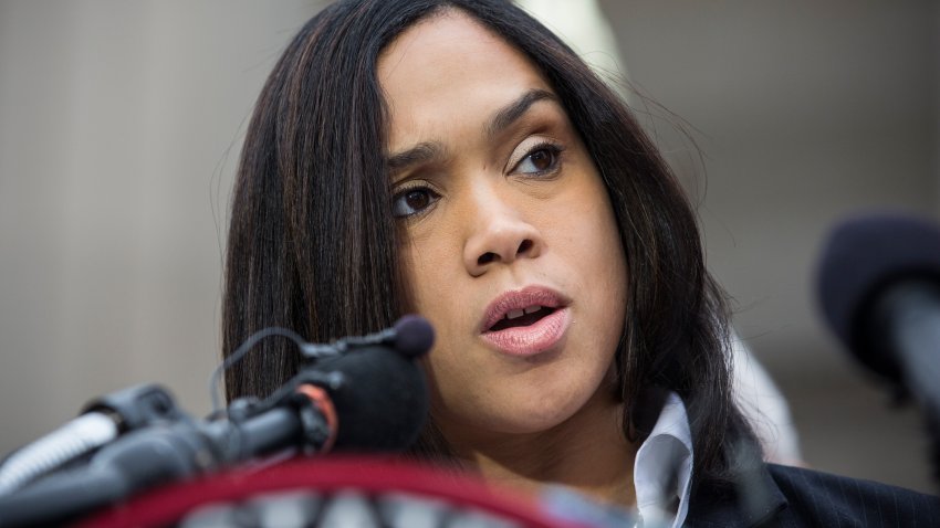 La fiscal del estado de Baltimore, Marilyn J. Mosby, anuncia que se presentarán cargos penales contra agentes de policía de Baltimore por la muerte de Freddie Gray el 1 de mayo de 2015 en Baltimore, Maryland.