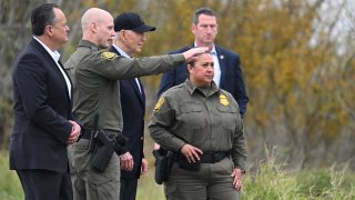 Los funcionarios de la Patrulla Fronteriza, Jason Owens y Gloria Chávez (ambos de uniforme), cuando acompañaron al presidente Joe Biden en su visita a Brownsville, Texas, el 29 de febrero pasado.