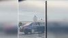 Insólito: persecución policial termina con la conductora desnuda sobre el techo del auto