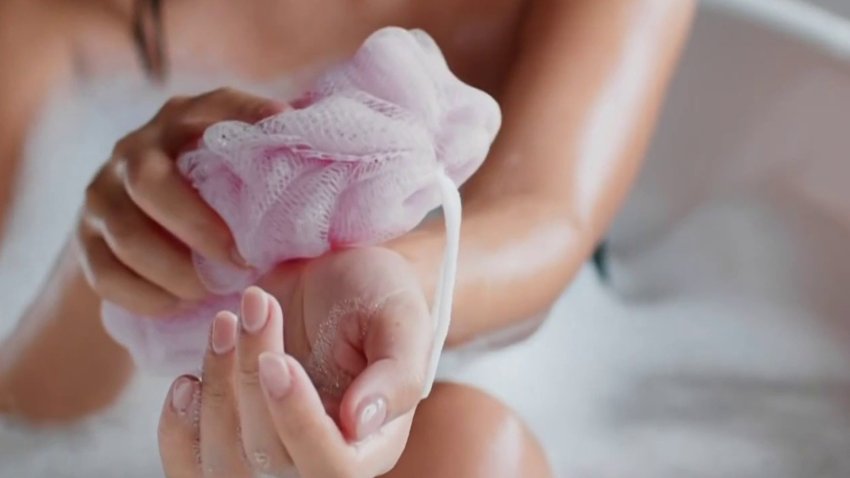 ¿Ducharse con o sin esponja? Conoce las bacterias que puede tener este artículo de baño