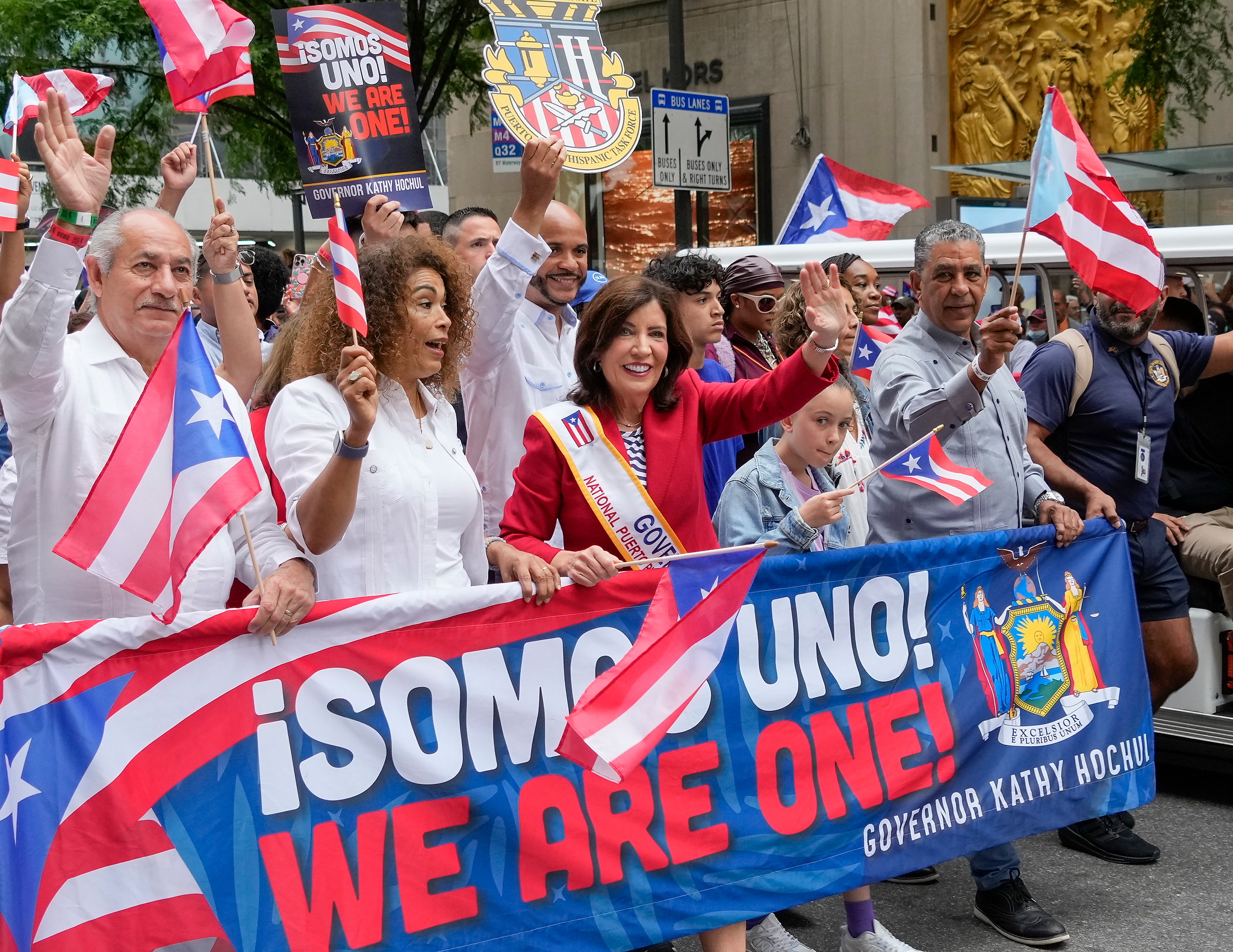 New York (United States), 09/06/2024.- New York Governor Kathy Hochul (C) waves as she takes part in the 67th National Puerto Rican Day Parade in New York, New York, USA, 09 June 2024. The annual event is one of the USA’s largest celebrations of Puerto Rican culture, arts, and achievement. (Nueva York) EFE/EPA/PORTER BINKS