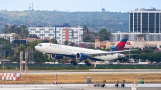Un Airbus A330-900 de Delta Airlines llega al Aeropuerto Internacional de Los Ángeles el 07 de junio de 2024 en Los Ángeles, California.