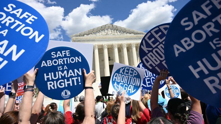 Foto de archivo, activistas de derechos reproductivos se manifiestan frente a la Corte Suprema en Washington, DC, el 24 de junio de 2024.