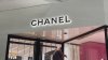 Insólito: ladrones roban bolsos valorados en $100 mil de tienda Chanel en Tysons
