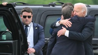 El presidente abraza a su hijo Hunter tras ser hallado culpable de varios cargos federales, en Delaware, el 11 de junio.