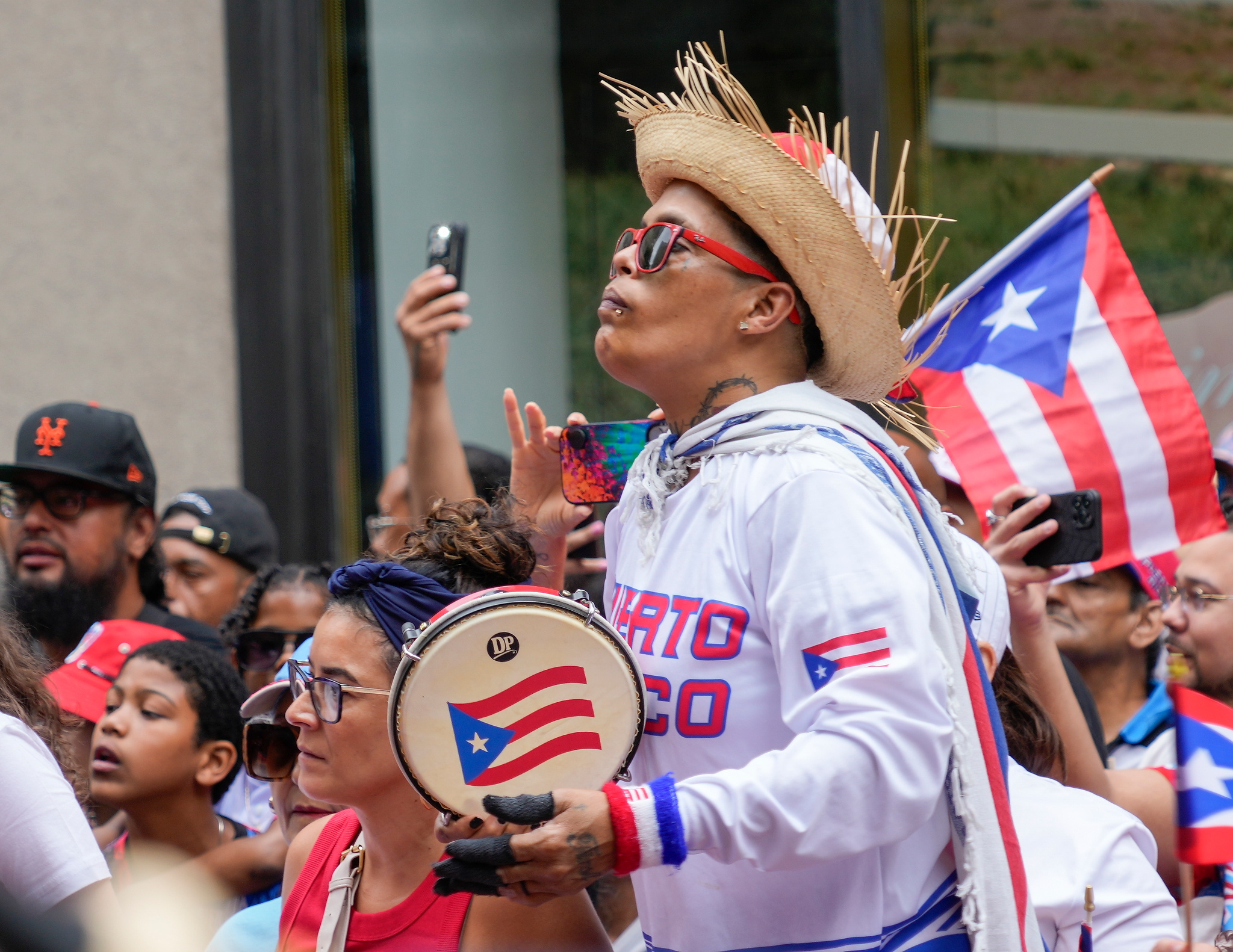 New York (United States), 09/06/2024.- A spectator watches the 67th National Puerto Rican Day Parade in New York, New York, USA, 09 June 2024. The annual event is one of the USA’s largest celebrations of Puerto Rican culture, arts, and achievement. (Nueva York) EFE/EPA/PORTER BINKS