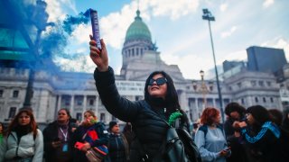 'Ni una menos': feministas achacan a Milei falta de políticas para proteger a las mujeres