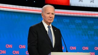 El presidente de los Estados Unidos Joe Biden y el expresidente Donald Trump participan en el primer debate presidencial en los estudios CNN en Atlanta, Georgia, Estados Unidos, el 27 de junio de 2024.