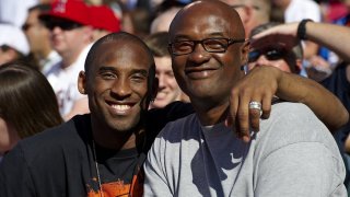 Primer plano del jugador de baloncesto de Los Angeles Lakers, Kobe Bryant, con su padre Joe Bryant durante el partido Los Angeles Angels of Anaheim vs Los Angeles Dodgers. Anaheim, CA 21/06/2009 (Foto de John W. McDonough / Sports Illustrated vía Getty Images)