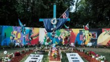 Un monumento en memoria de las víctimas del derrumbe del puente en Baltimore el miércoles. (Rosem Morton para NBC News)